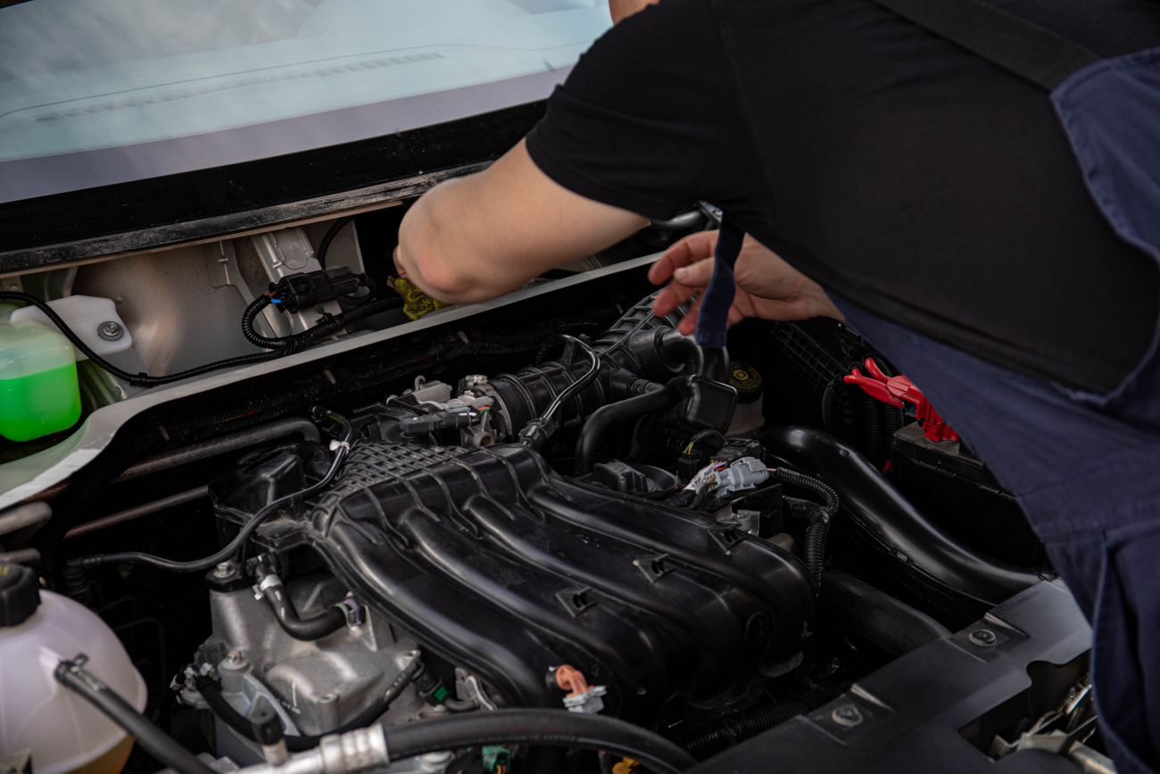 Mechaniker prüft konzentriert einen Motor in der Werkstatt